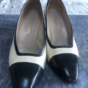 Chanel classic pumps - sz39 (US 9)